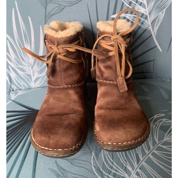 UGG Cove Suede Embroidered Sheepskin Shearling Moccasin Tie Ankle Boot sz 6 - Picture 3 of 8
